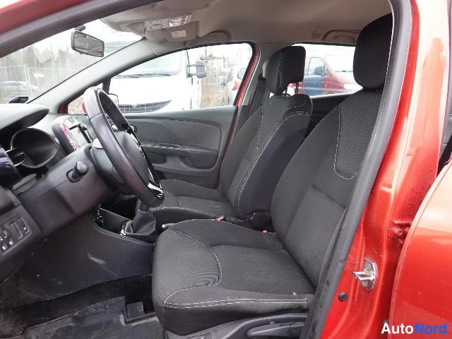 Punainen Renault Clio Farmari 2015, etuistuimet, kuva 21