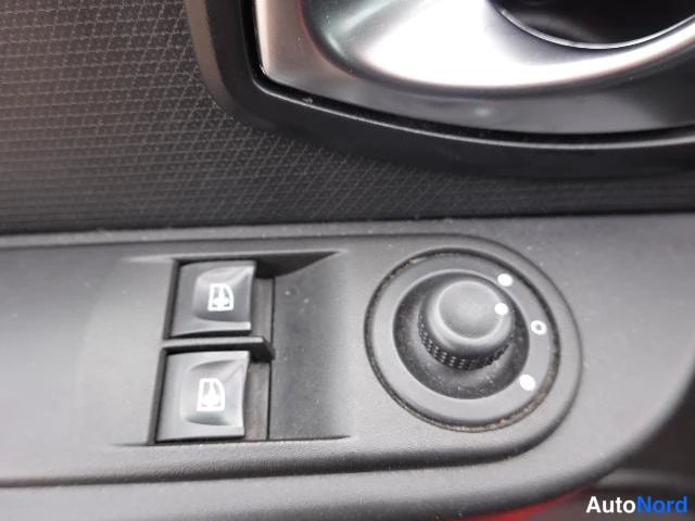 Punainen Renault Clio Farmari 2015, yksityiskohta, kuva 27