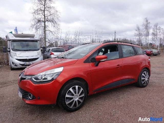 Punainen Renault Clio Farmari 2015, etuviisto, keula vasemmalle, kuva 2