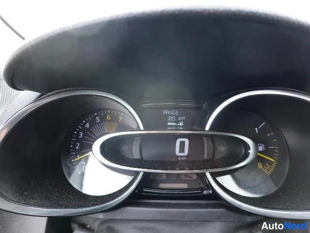 Punainen Renault Clio Farmari 2015, yksityiskohta, kuva 30