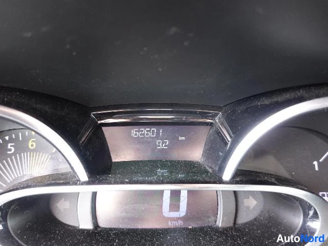 Punainen Renault Clio Farmari 2015, yksityiskohta, kuva 24