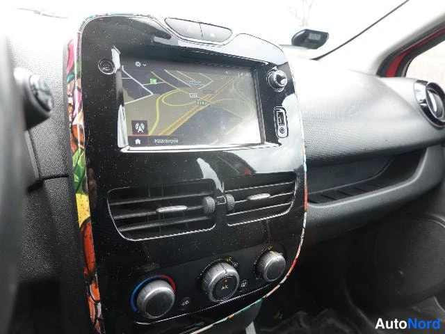 Punainen Renault Clio Farmari 2015, yksityiskohta, kuva 25