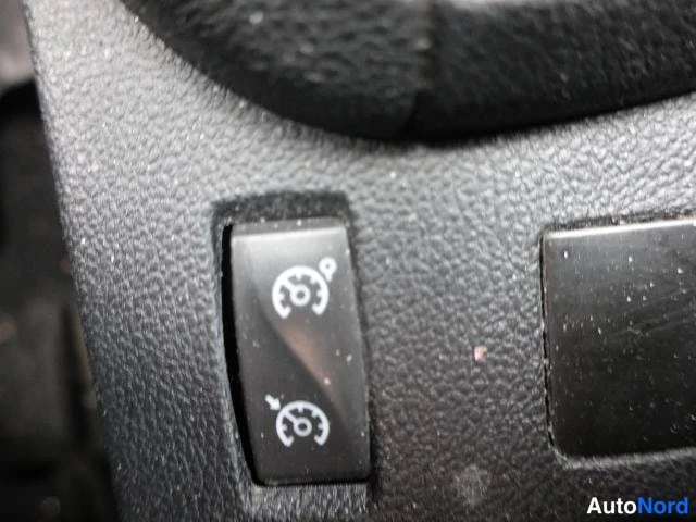 Punainen Renault Clio Farmari 2015, yksityiskohta, kuva 32