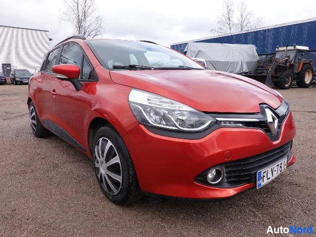 Punainen Renault Clio Farmari 2015, etuviisto, keula oikealle, kuva 3