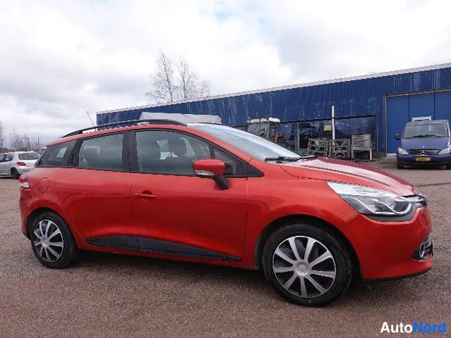 Punainen Renault Clio Farmari 2015, etuviisto, keula oikealle, kuva 4