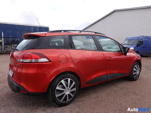 Punainen Renault Clio Farmari 2015, takaviisto, kuva 9