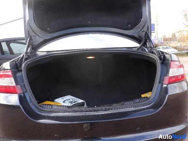 Musta Jaguar XF 2008, tavaratila, kuva 19