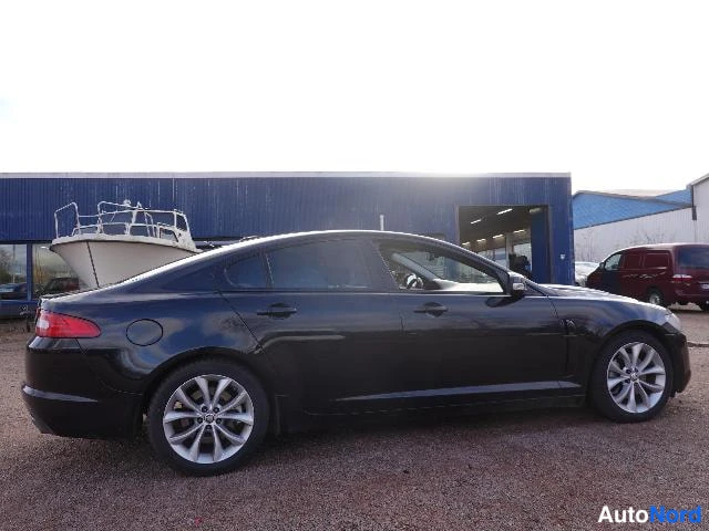 Musta Jaguar XF 2008, sivulta, kuva 8