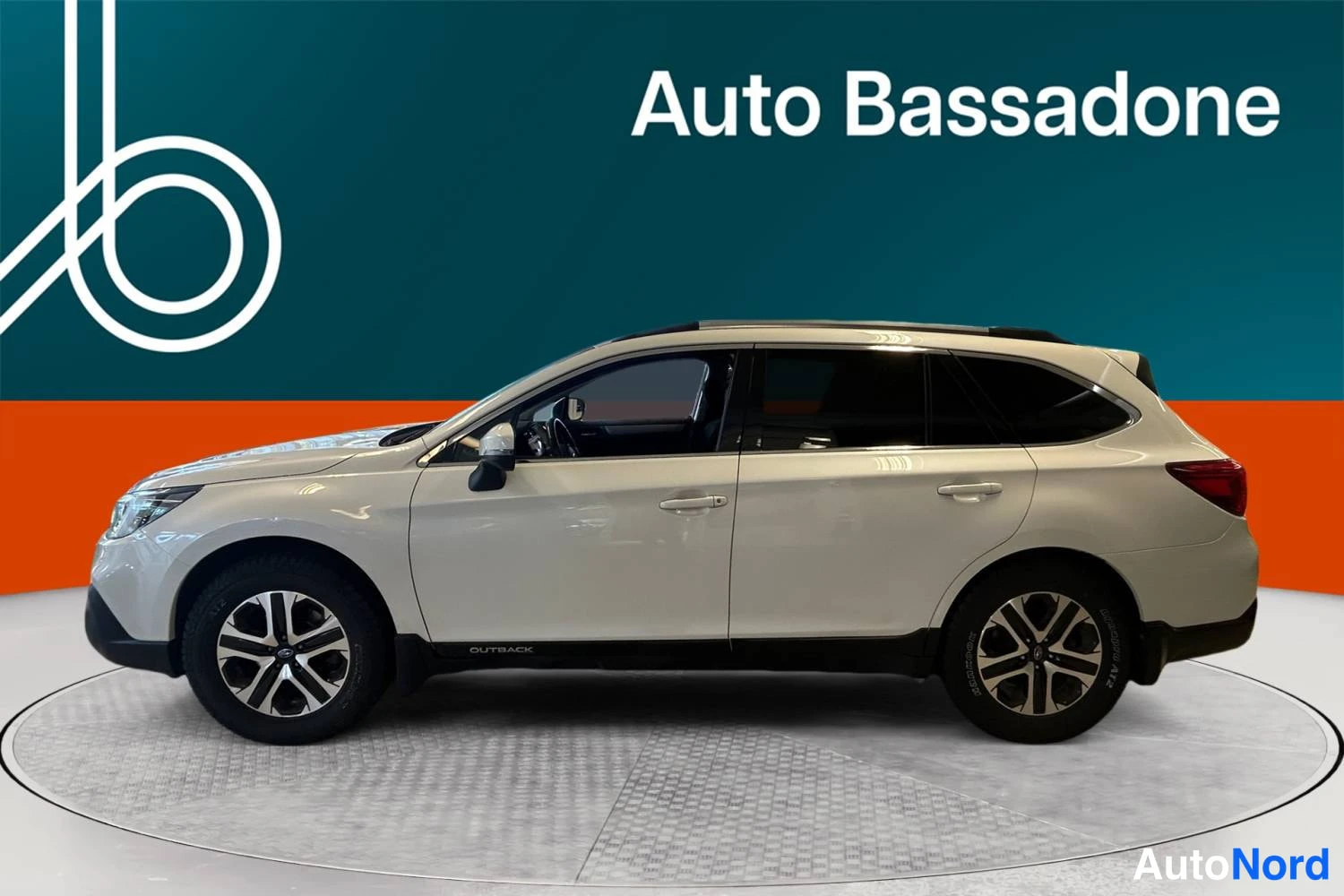 Valkoinen Subaru Outback 2020, sivulta, kuva 2