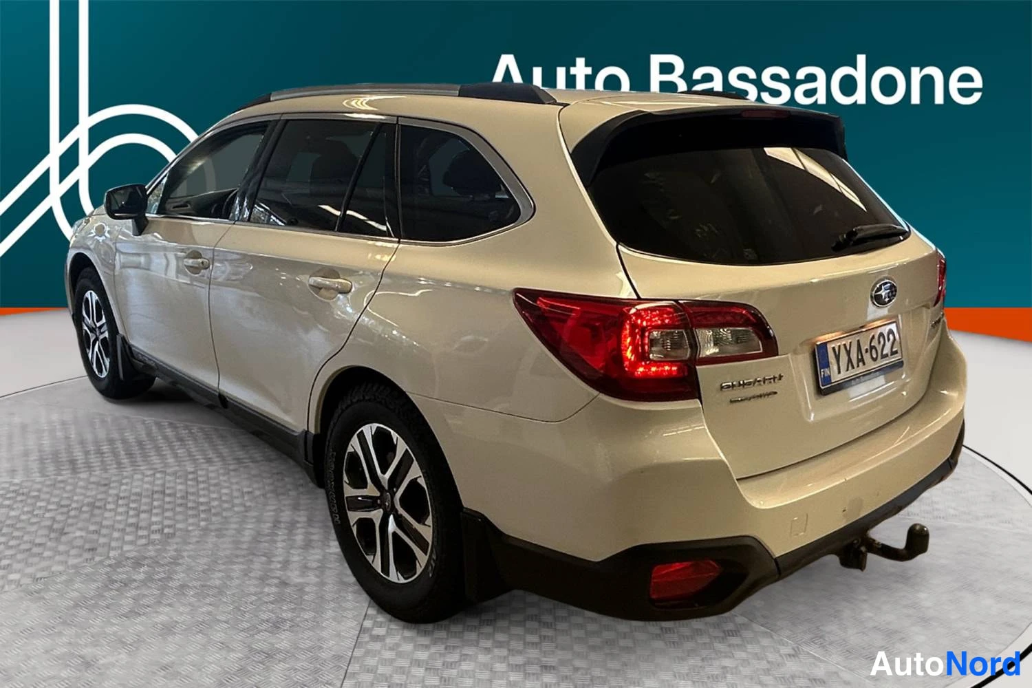 Valkoinen Subaru Outback 2020, takaviisto, kuva 4