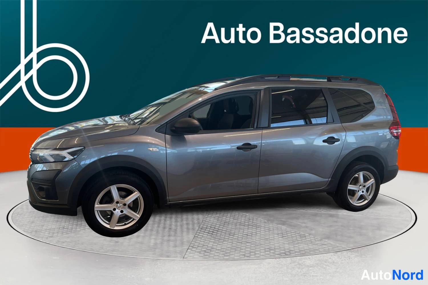 Harmaa Dacia Jogger 2025, sivulta, kuva 4