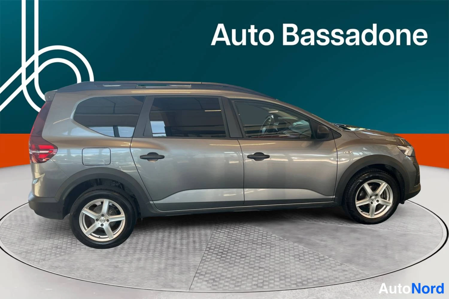 Harmaa Dacia Jogger 2025, sivulta, kuva 5