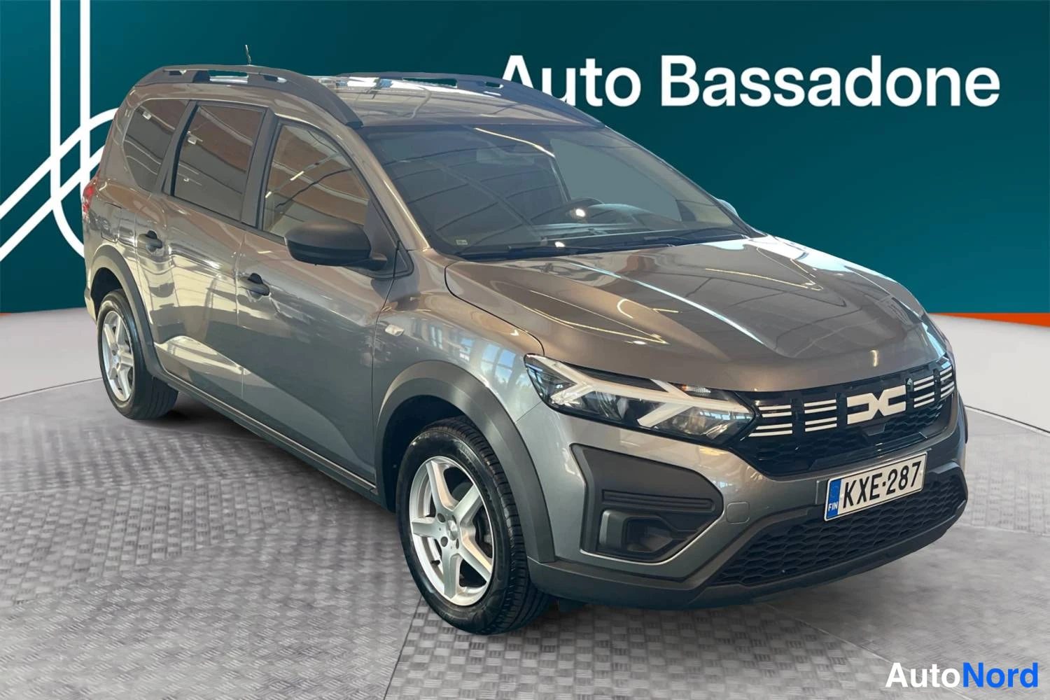 Harmaa Dacia Jogger 2025, etuviisto, keula oikealle, kuva 2