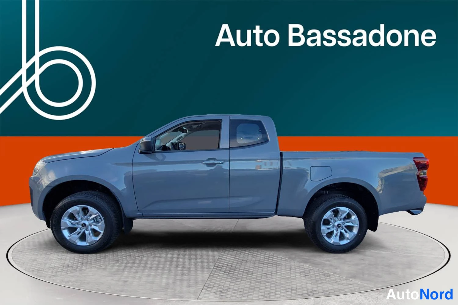 Harmaa Isuzu D-max 2026, takaviisto, kuva 5