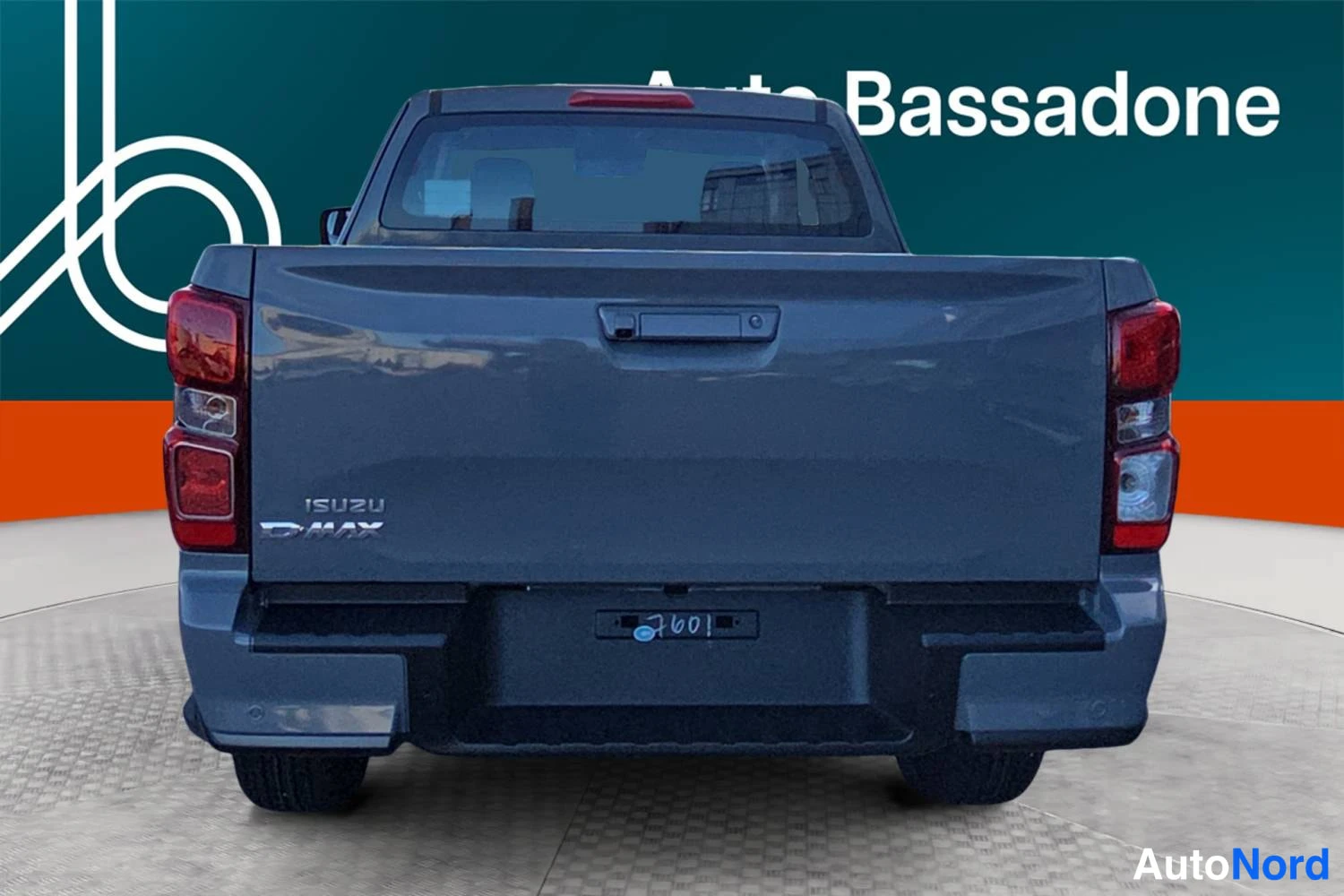 Harmaa Isuzu D-max 2026, takaa, kuva 7