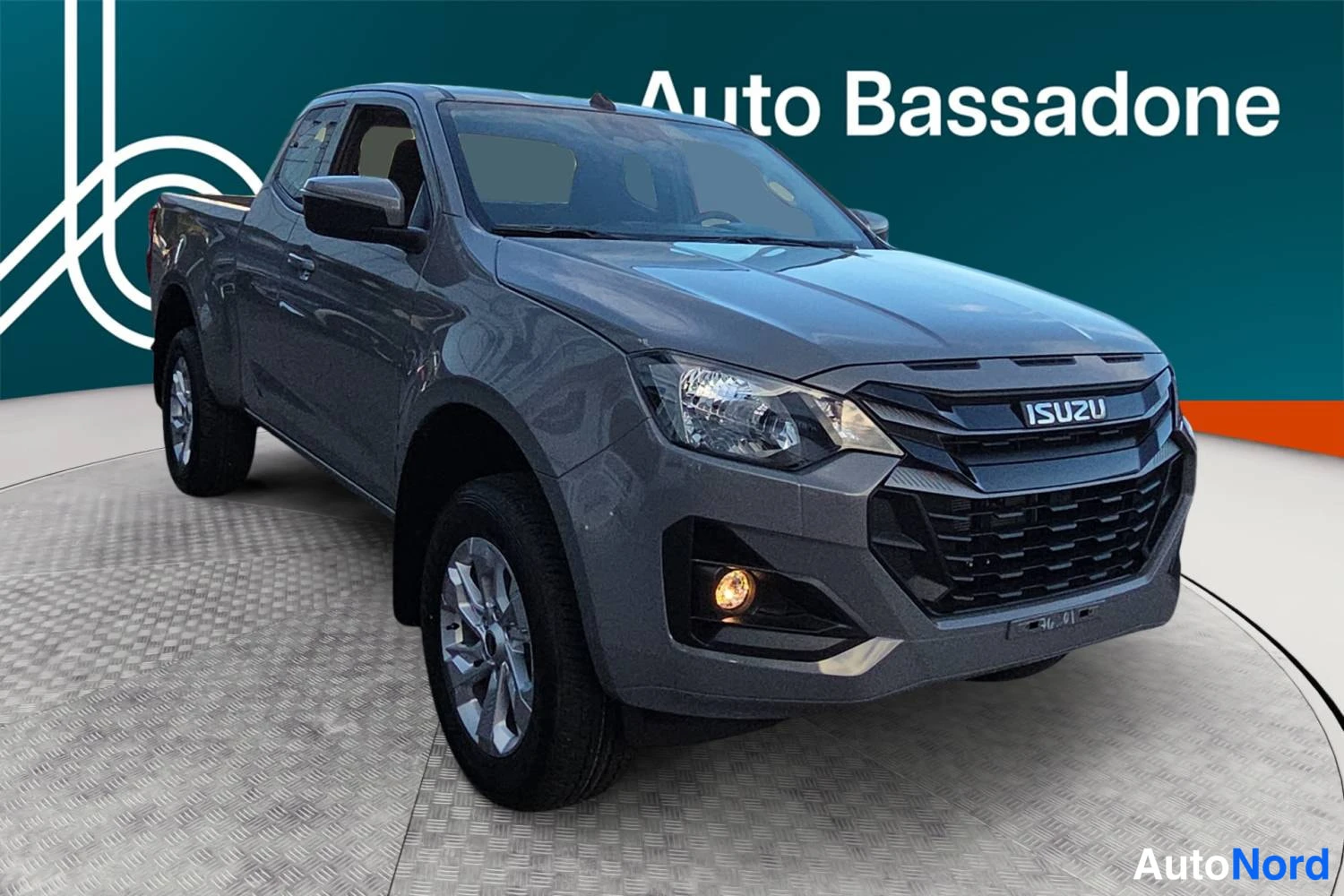 Harmaa Isuzu D-max 2026, etuviisto, keula oikealle, kuva 2
