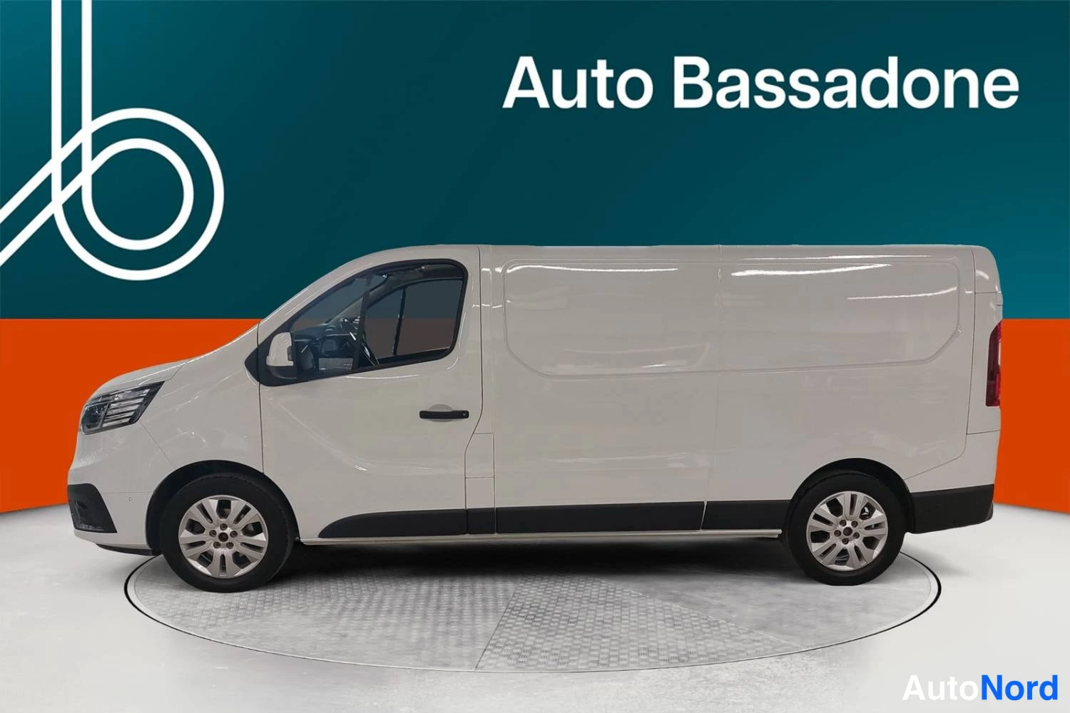 Valkoinen Renault Trafic 2022, sivulta, kuva 5