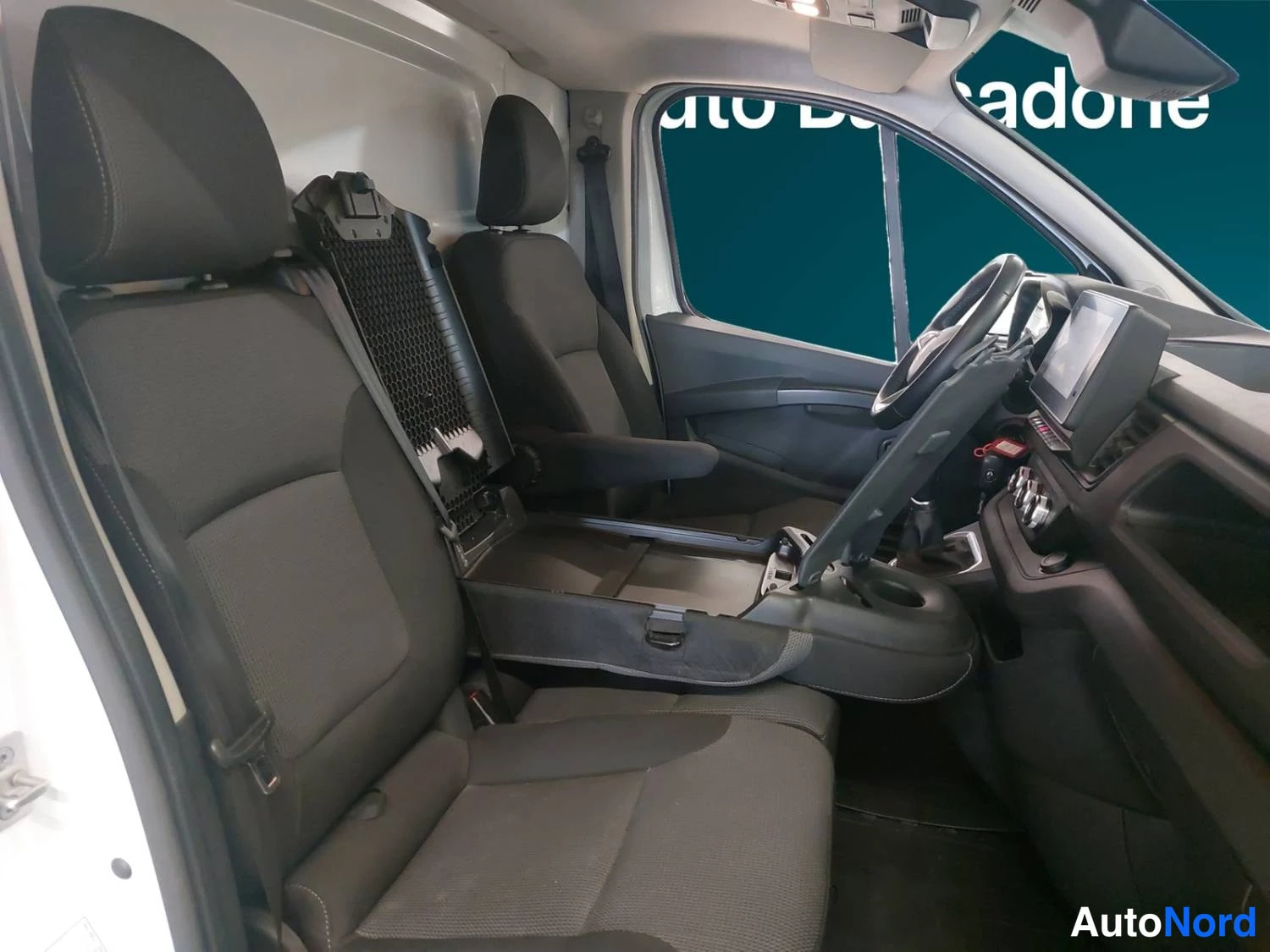 Valkoinen Renault Trafic 2022, kuva 12