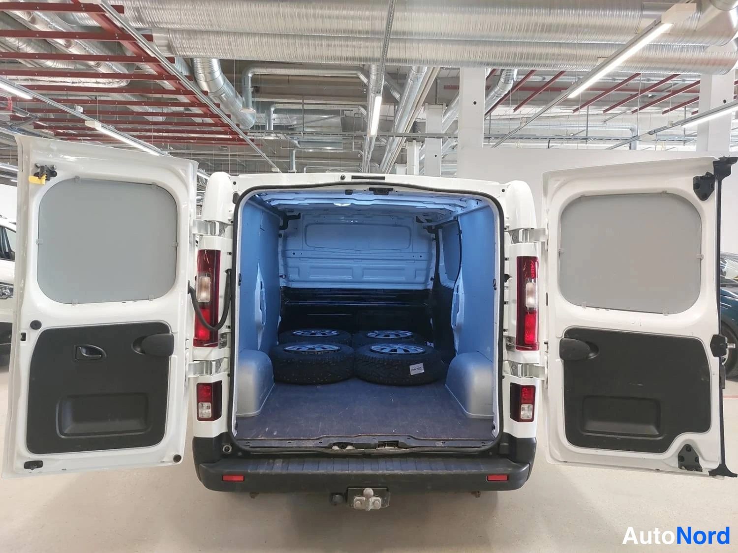 Valkoinen Renault Trafic 2022, takaa, kuva 8