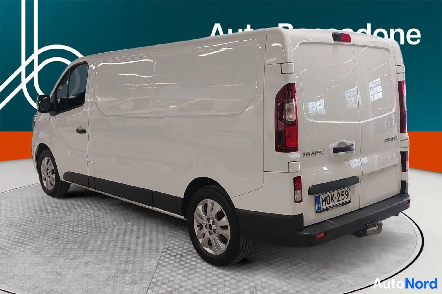 Valkoinen Renault Trafic 2022, takaviisto, kuva 6