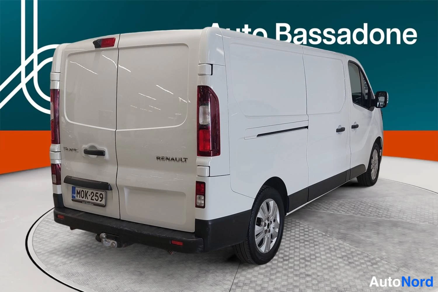 Valkoinen Renault Trafic 2022, takaviisto, kuva 7