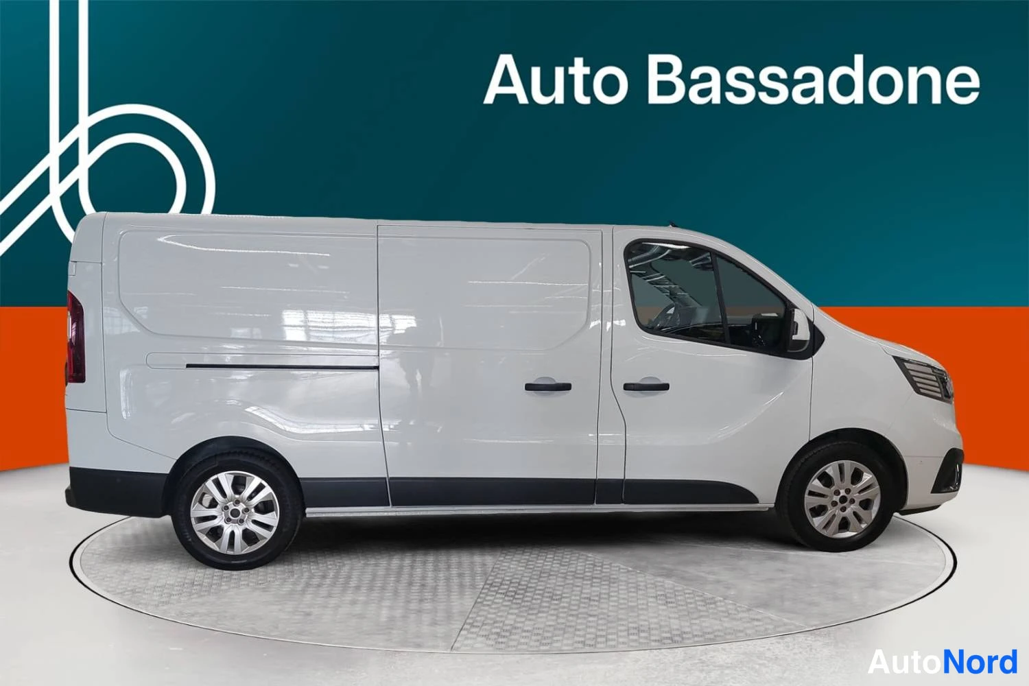 Valkoinen Renault Trafic 2022, etuviisto, keula oikealle, kuva 2
