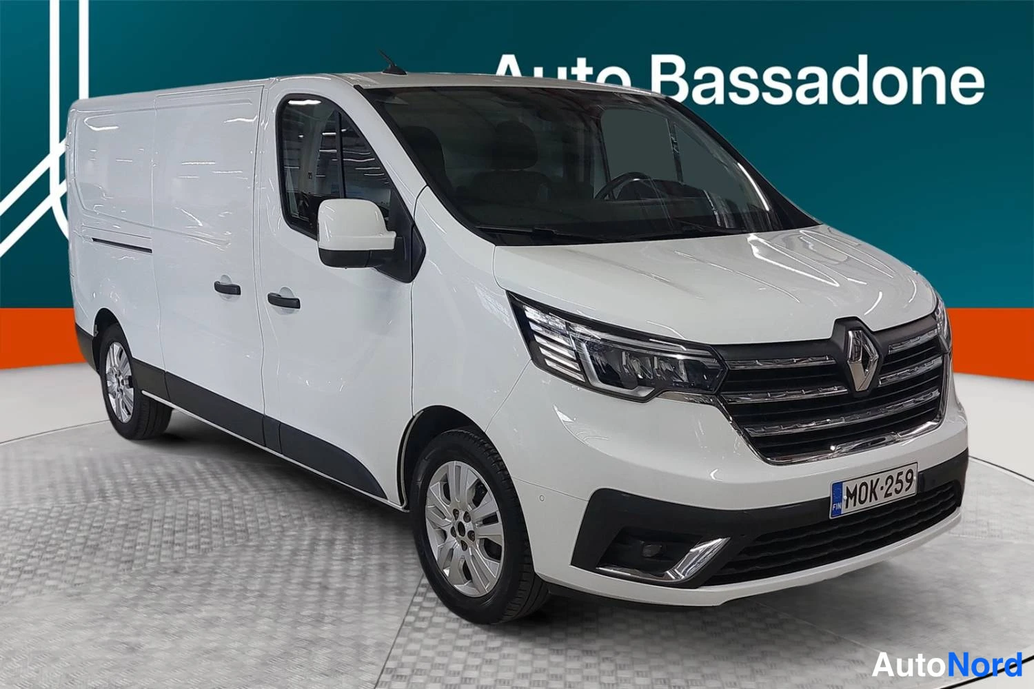 Valkoinen Renault Trafic 2022, etuviisto, keula oikealle, kuva 3