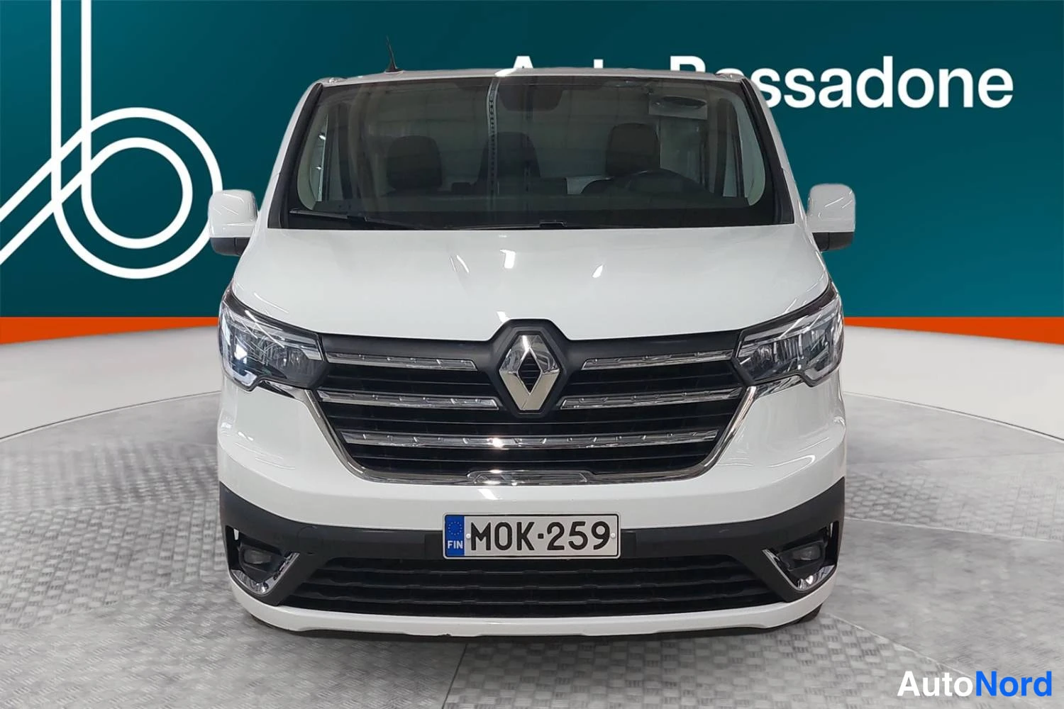 Valkoinen Renault Trafic 2022, edestä, kuva 4