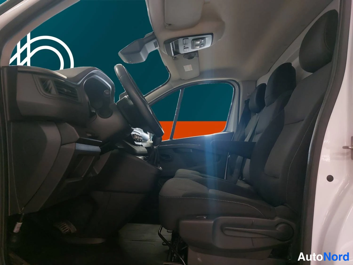 Valkoinen Renault Trafic 2022, kuva 16