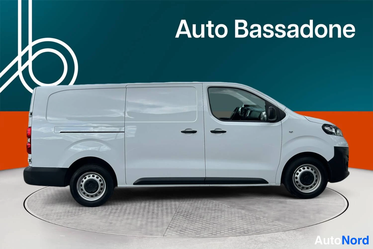 Valkoinen Opel Vivaro 2023, etuviisto, keula oikealle, kuva 2