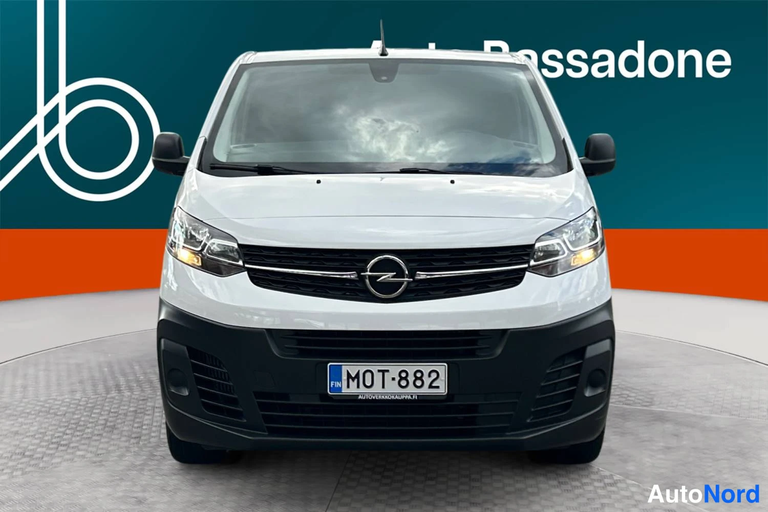Valkoinen Opel Vivaro 2023, edestä, kuva 5