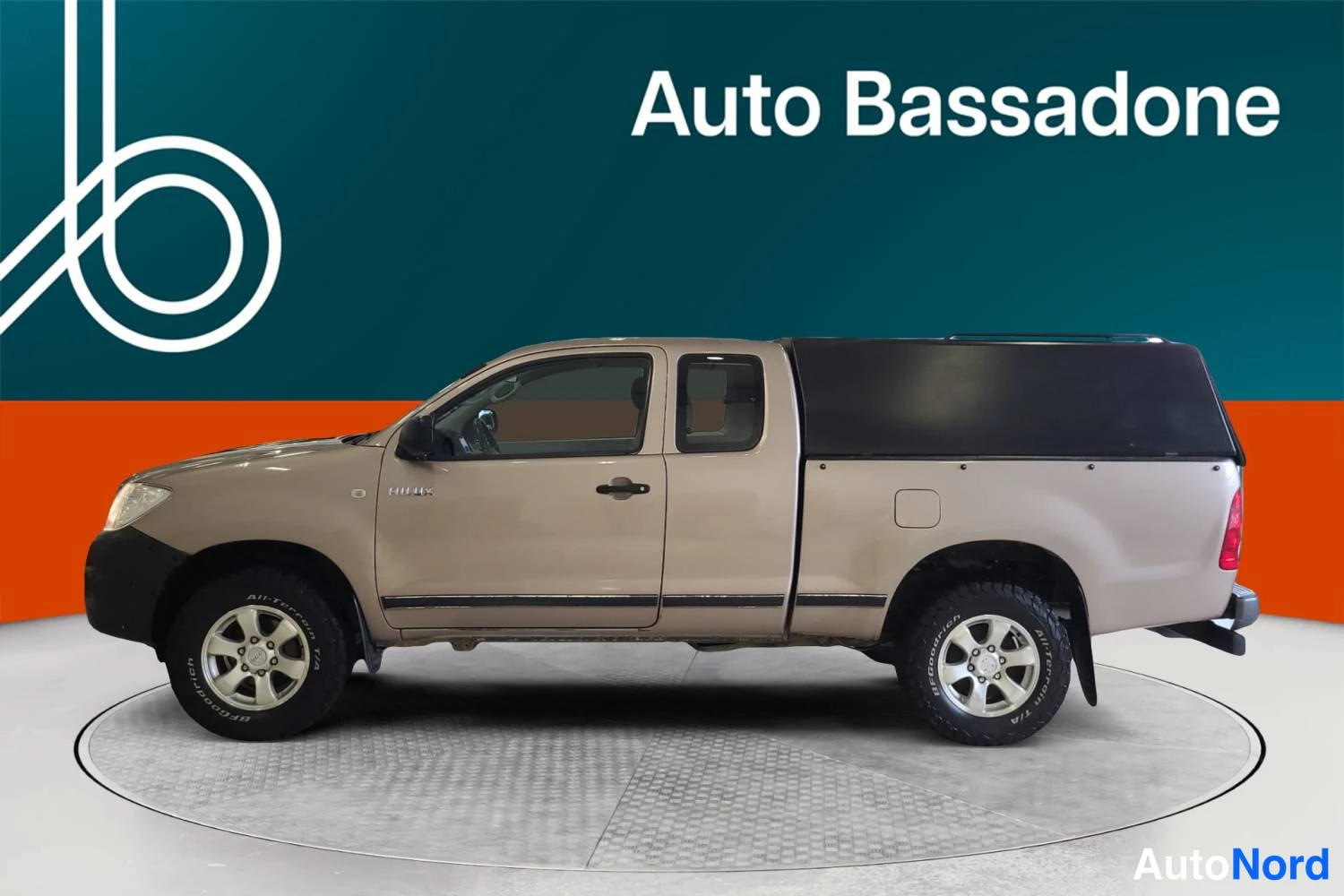 Beige Toyota Hilux 2010, sivulta, kuva 5
