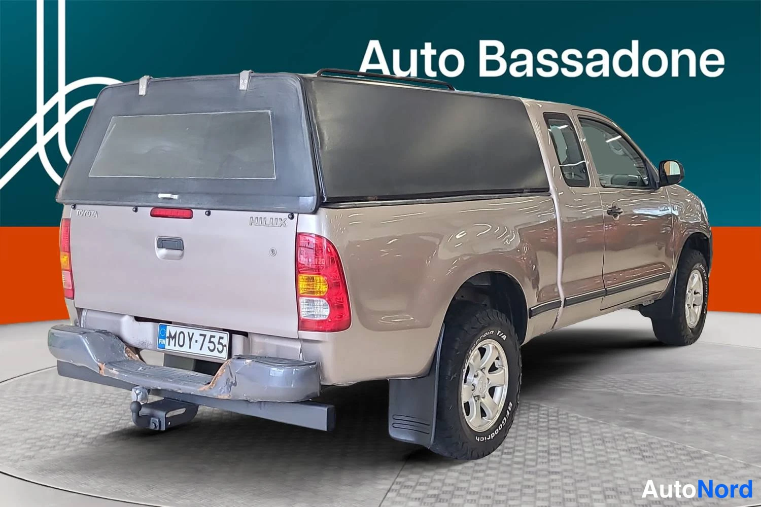 Beige Toyota Hilux 2010, takaviisto, kuva 7
