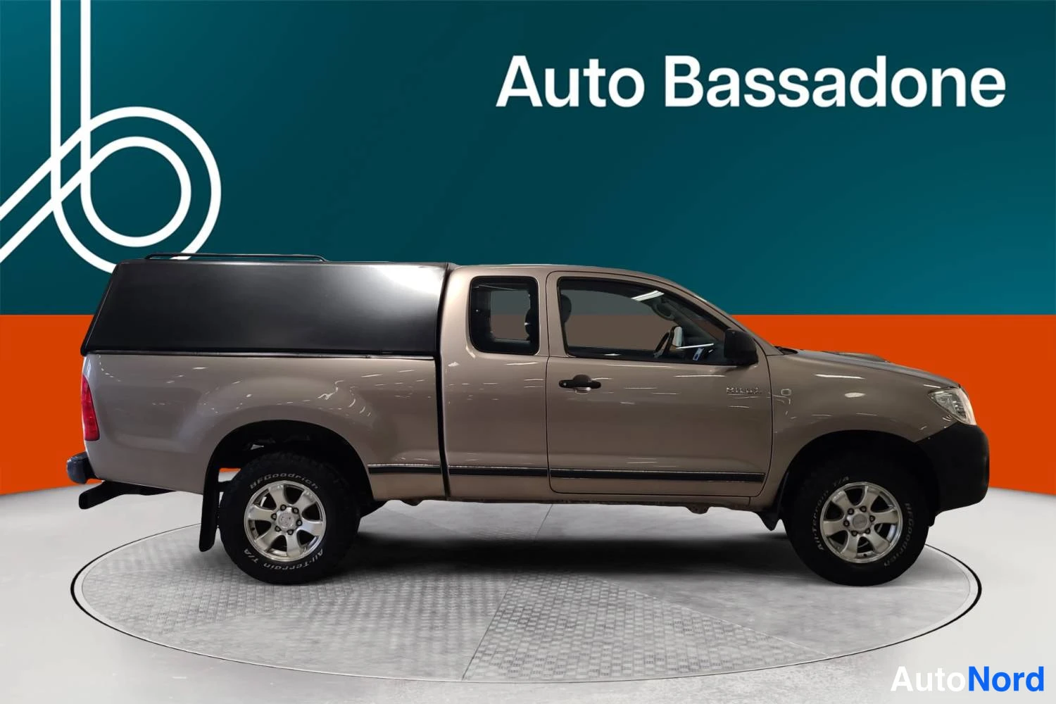 Beige Toyota Hilux 2010, etuviisto, keula oikealle, kuva 2