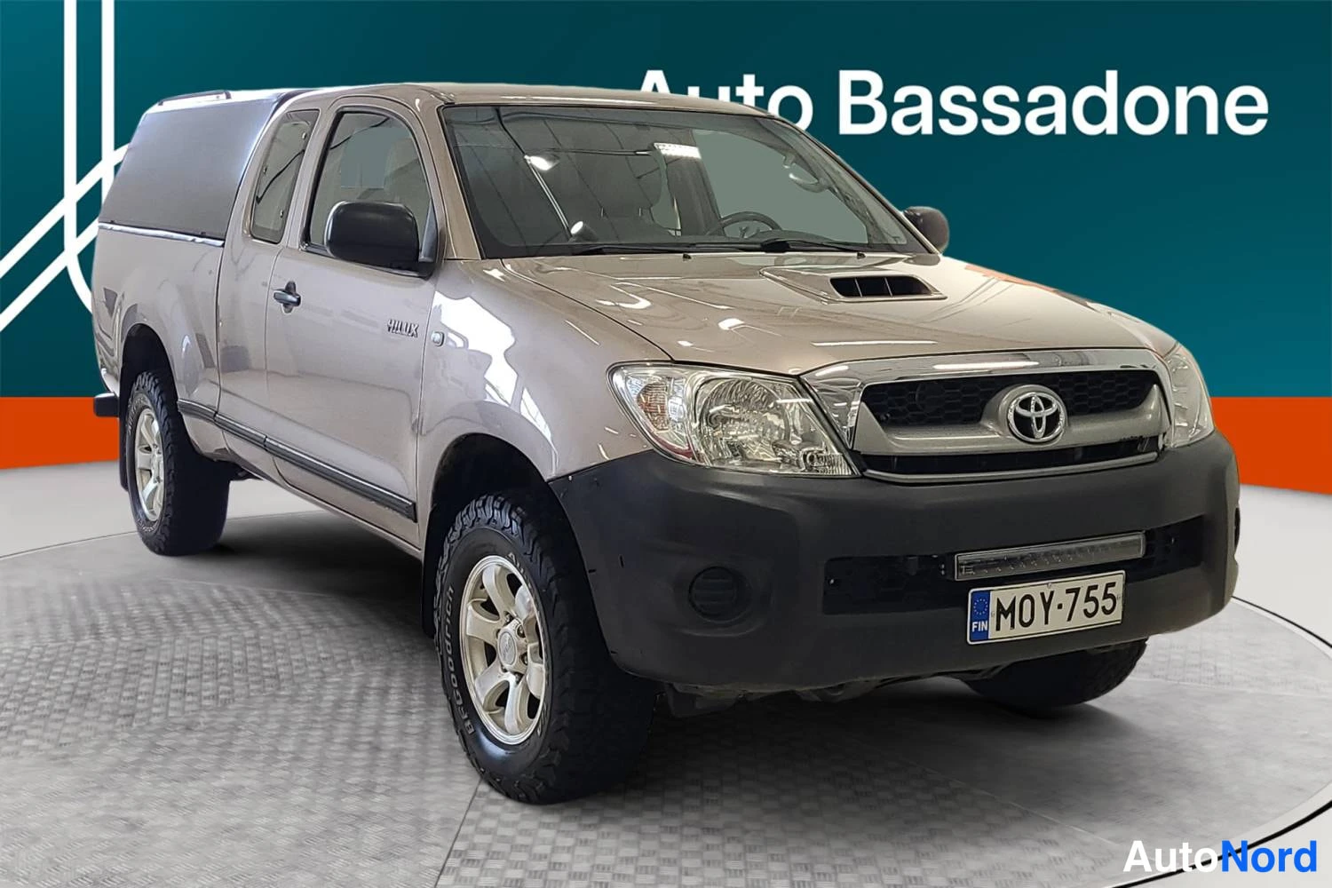 Beige Toyota Hilux 2010, etuviisto, keula oikealle, kuva 3