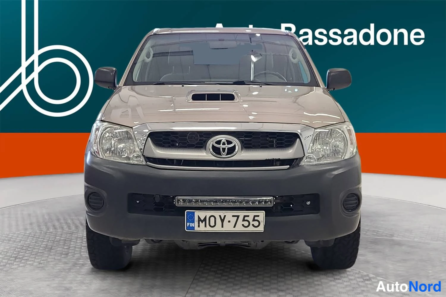Beige Toyota Hilux 2010, edestä, kuva 4