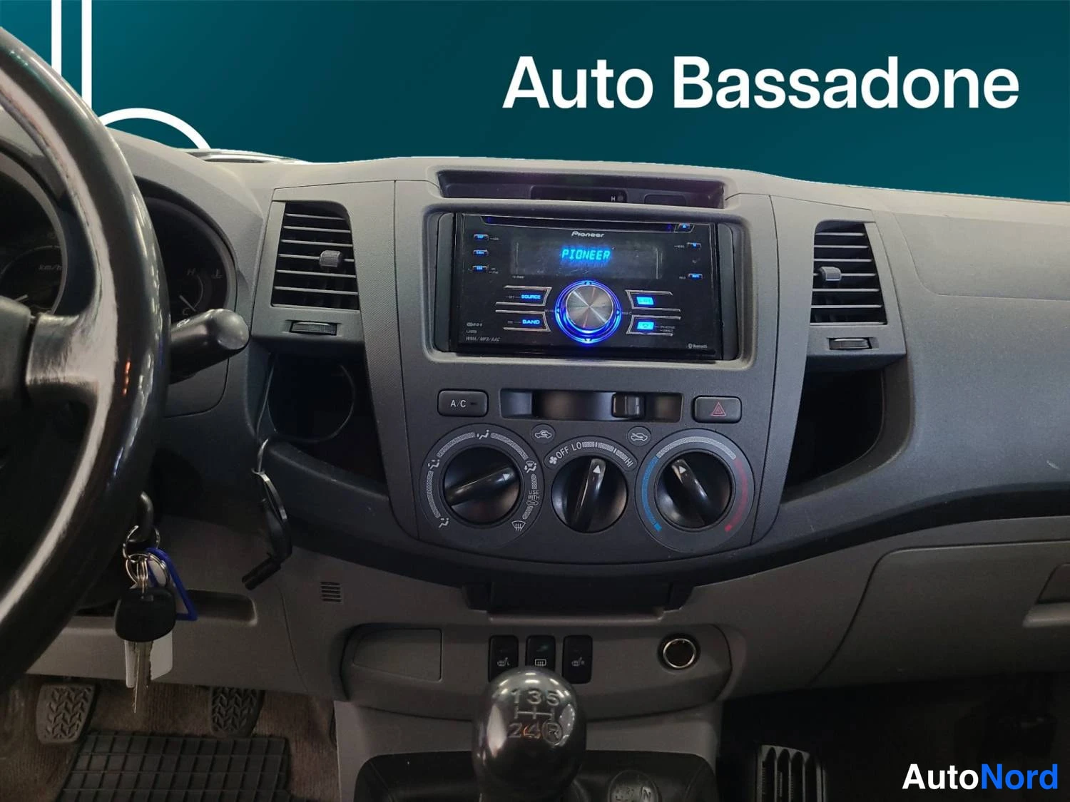 Beige Toyota Hilux 2010, kuva 8