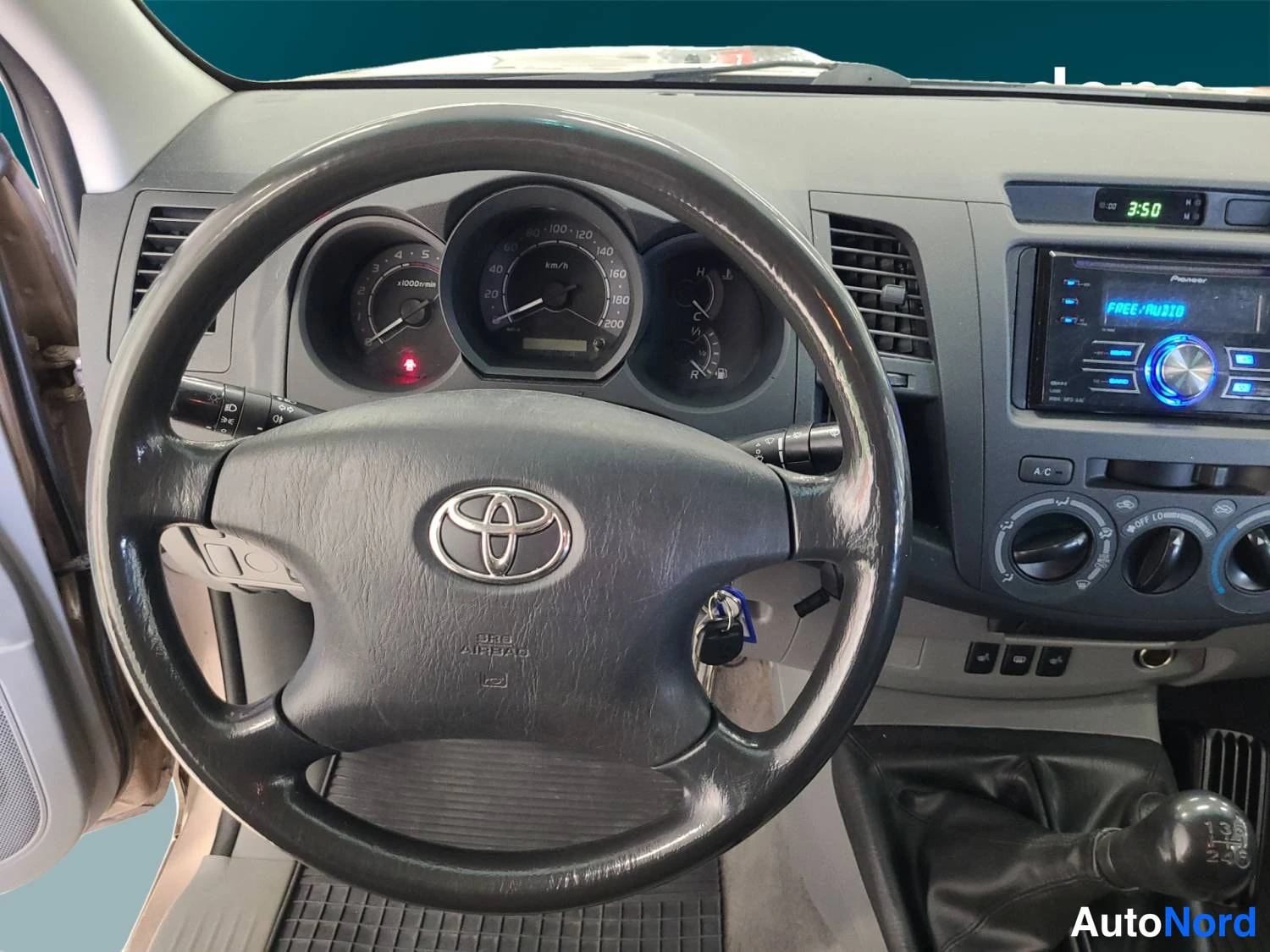 Beige Toyota Hilux 2010, kuva 9