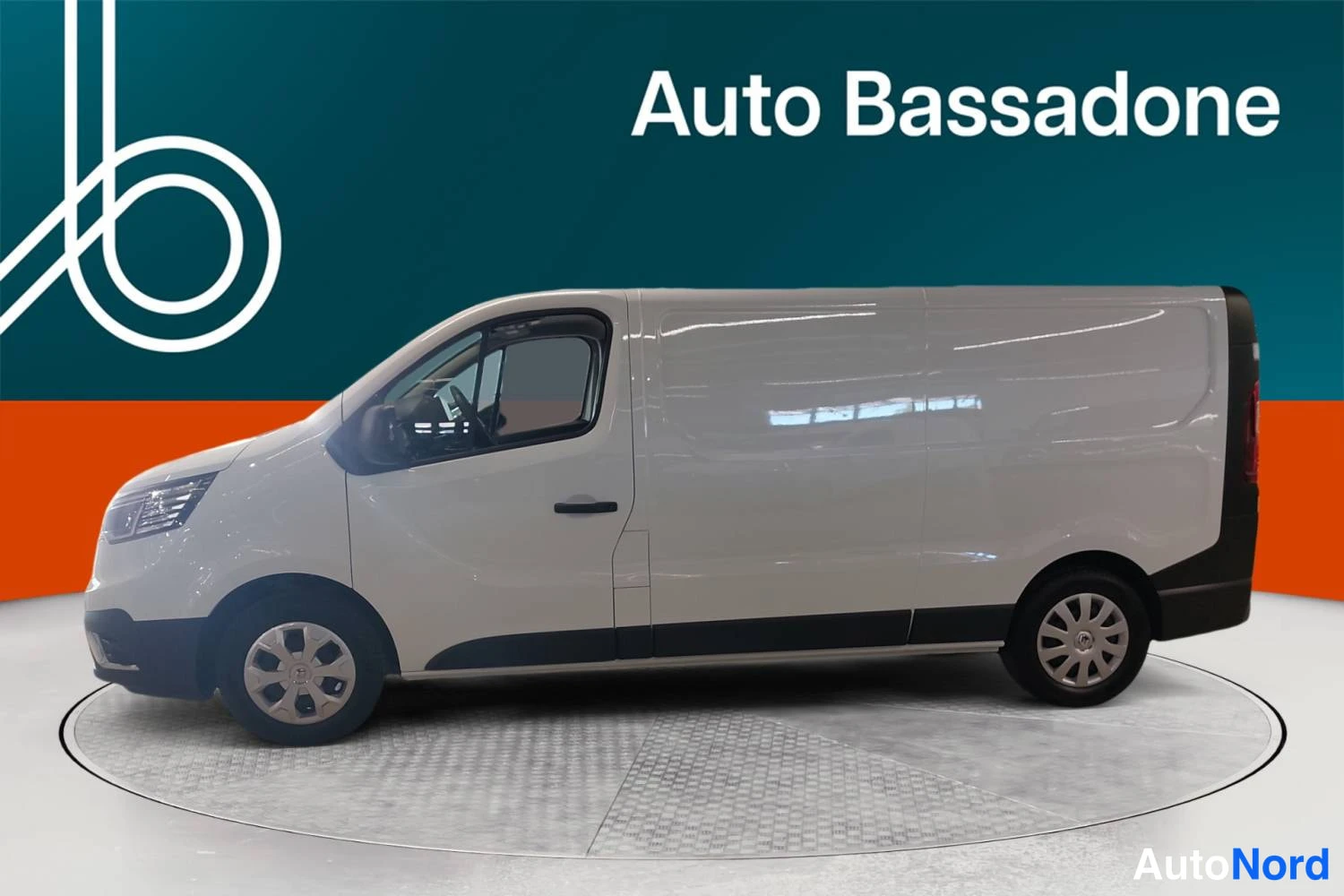 Valkoinen Renault Trafic 2024, etuviisto, keula vasemmalle, kuva 2