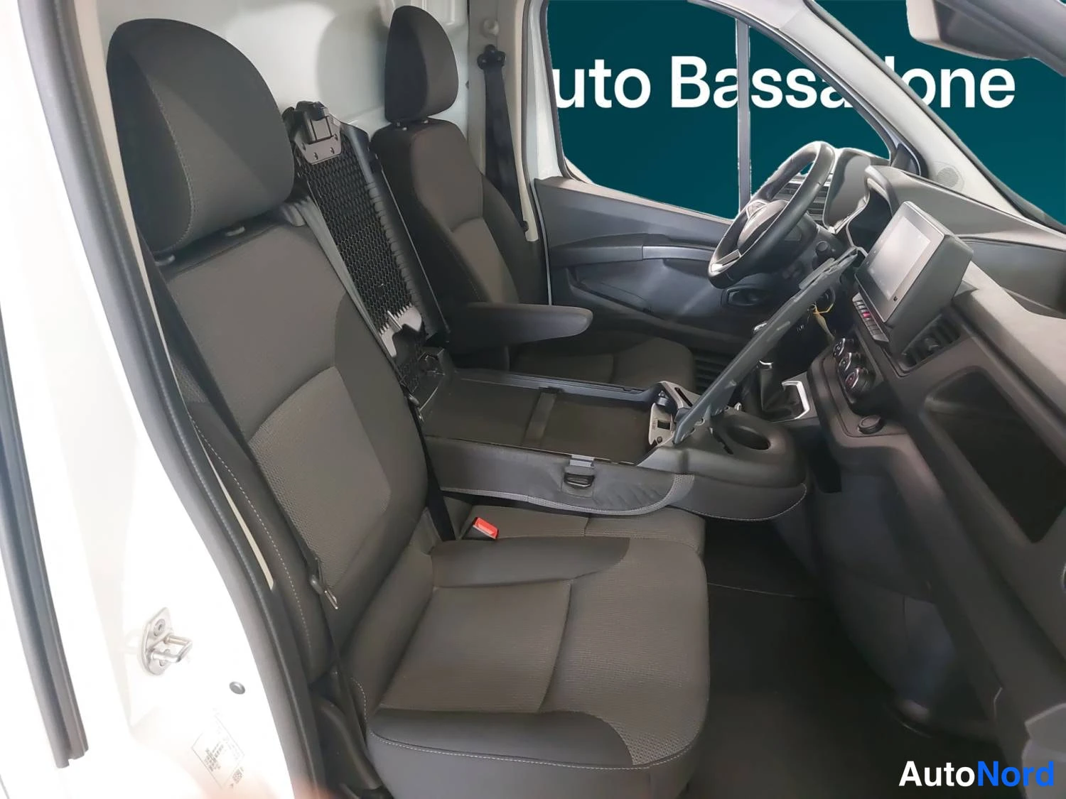 Valkoinen Renault Trafic 2024, kuva 18