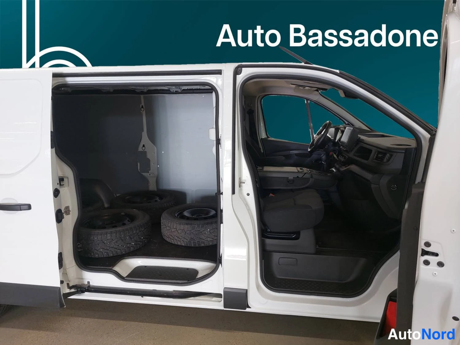 Valkoinen Renault Trafic 2024, kuva 19