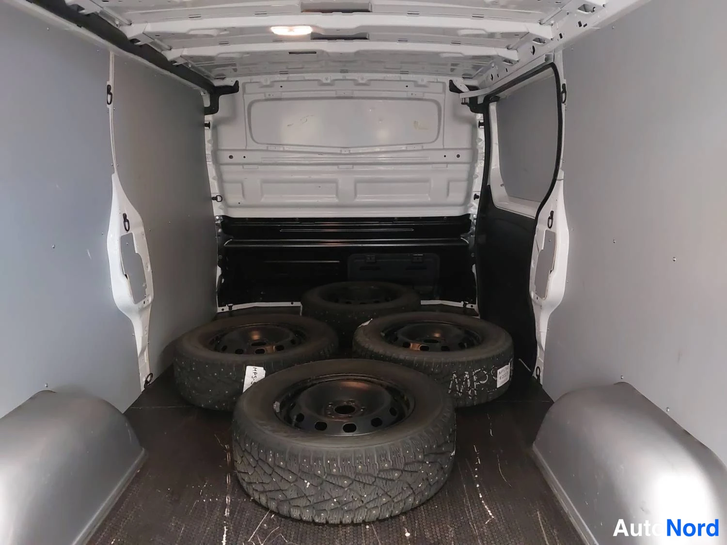 Valkoinen Renault Trafic 2024, kuva 14
