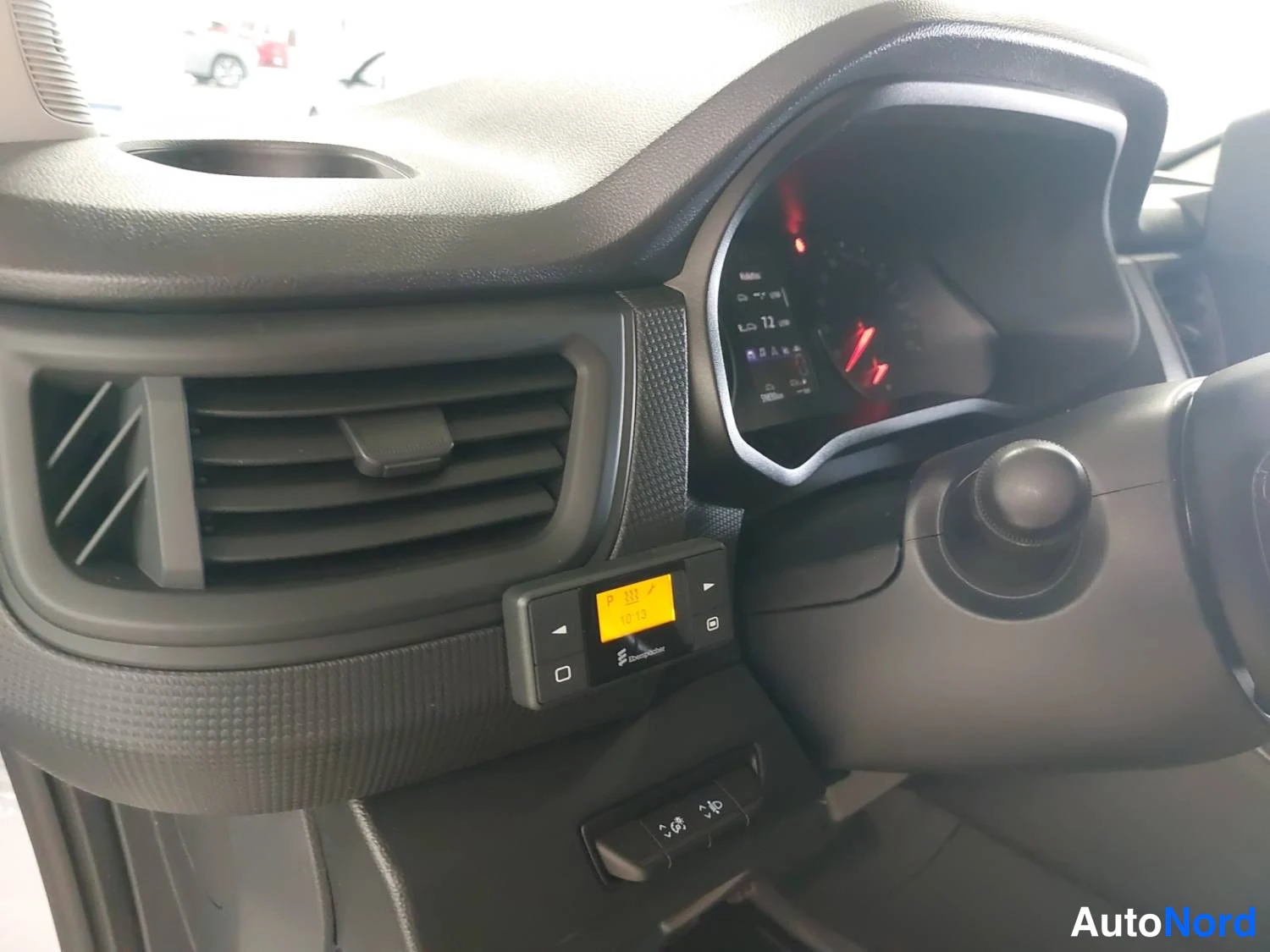 Valkoinen Renault Trafic 2024, kuva 15