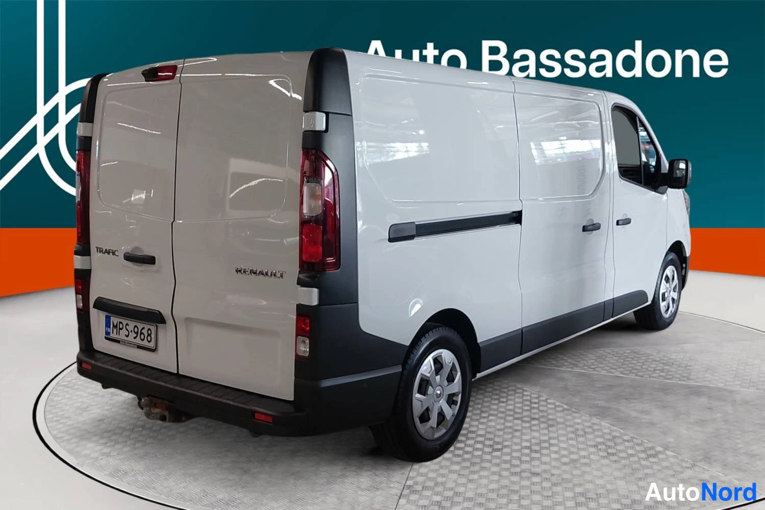 Valkoinen Renault Trafic 2024, takaviisto, kuva 7