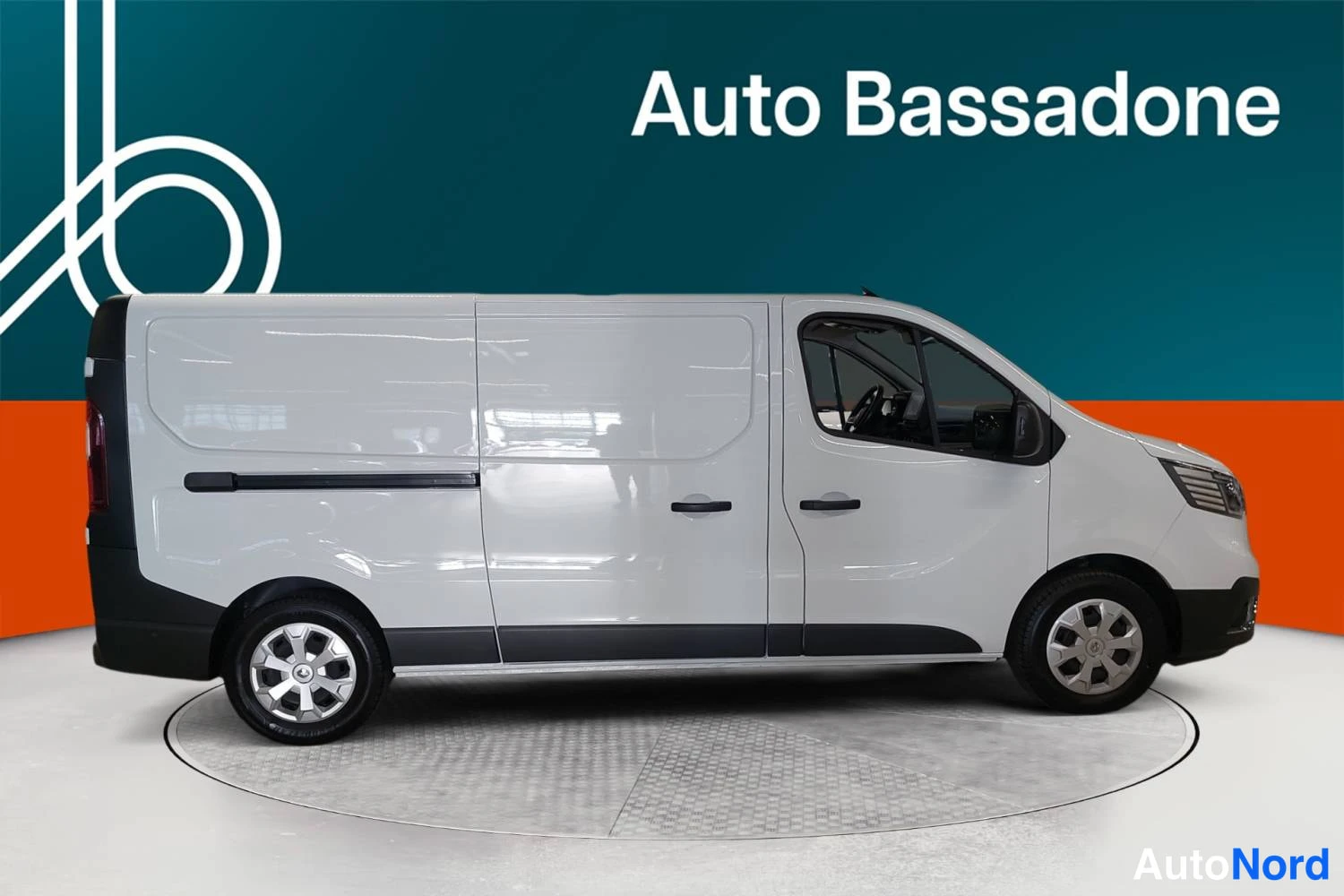 Valkoinen Renault Trafic 2024, etuviisto, keula oikealle, kuva 3