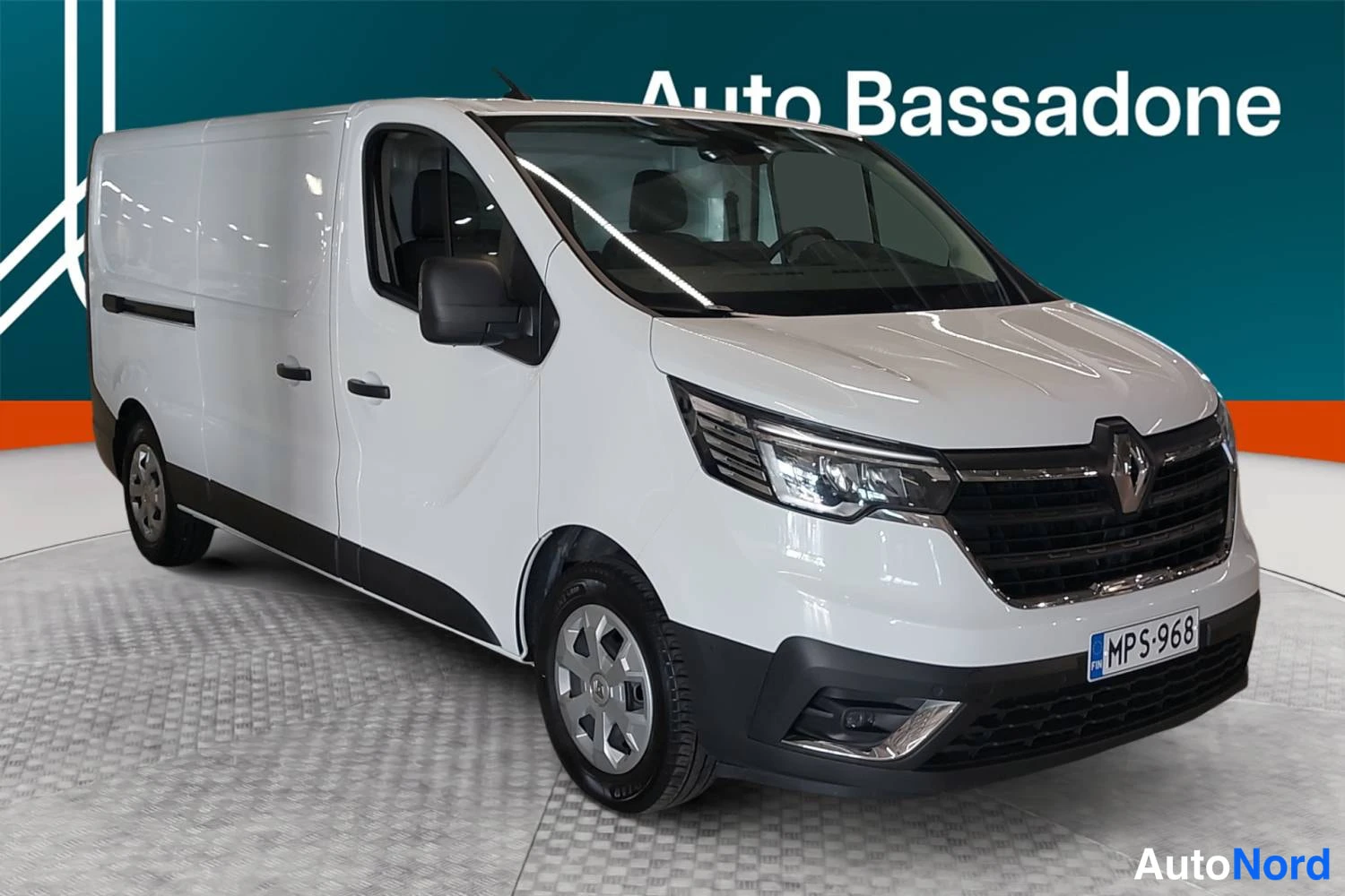 Valkoinen Renault Trafic 2024, etuviisto, keula oikealle, kuva 4