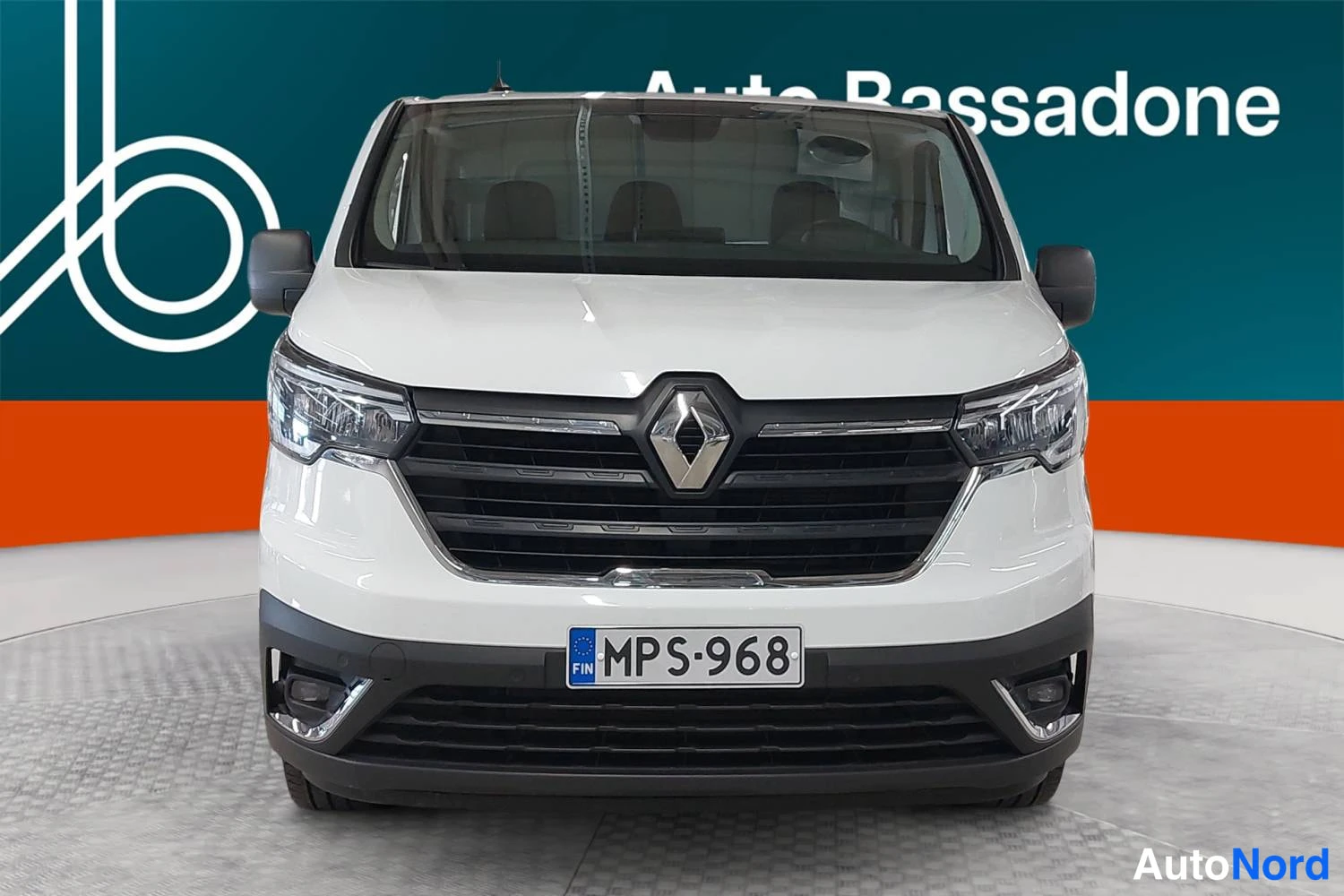 Valkoinen Renault Trafic 2024, edestä, kuva 5