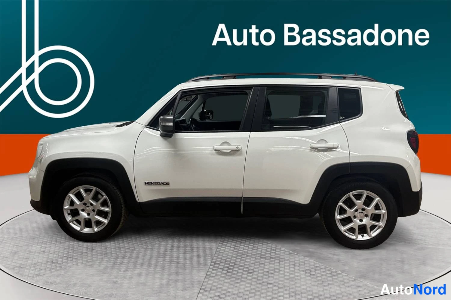 Valkoinen Jeep Renegade 2021, sivulta, kuva 4