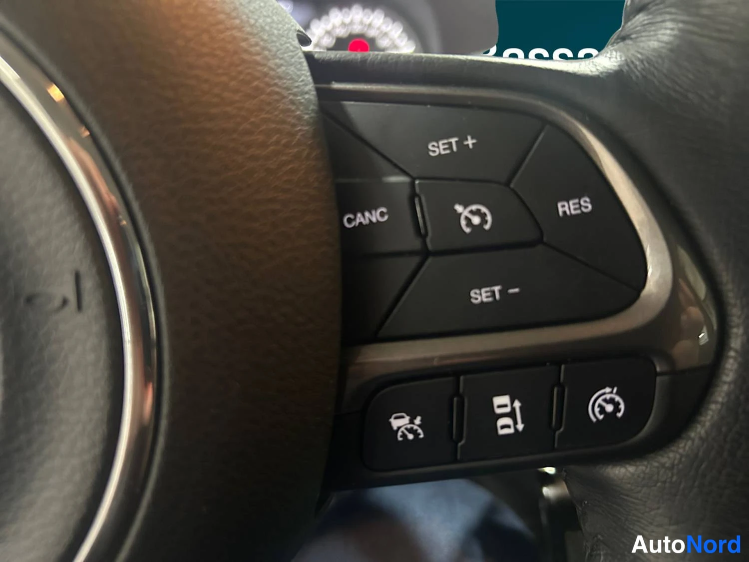 Valkoinen Jeep Renegade 2021, kuva 9