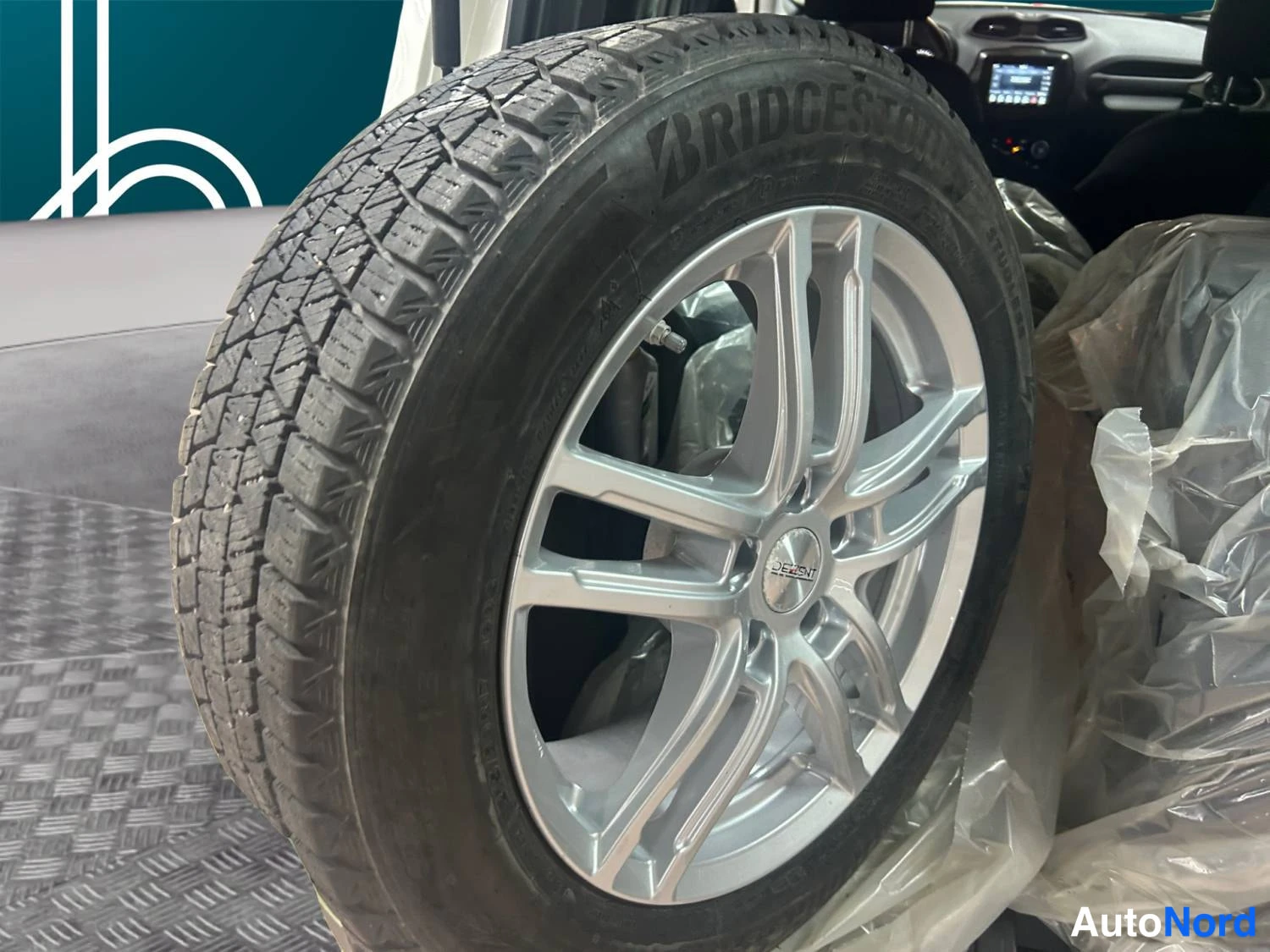 Valkoinen Jeep Renegade 2021, kuva 10